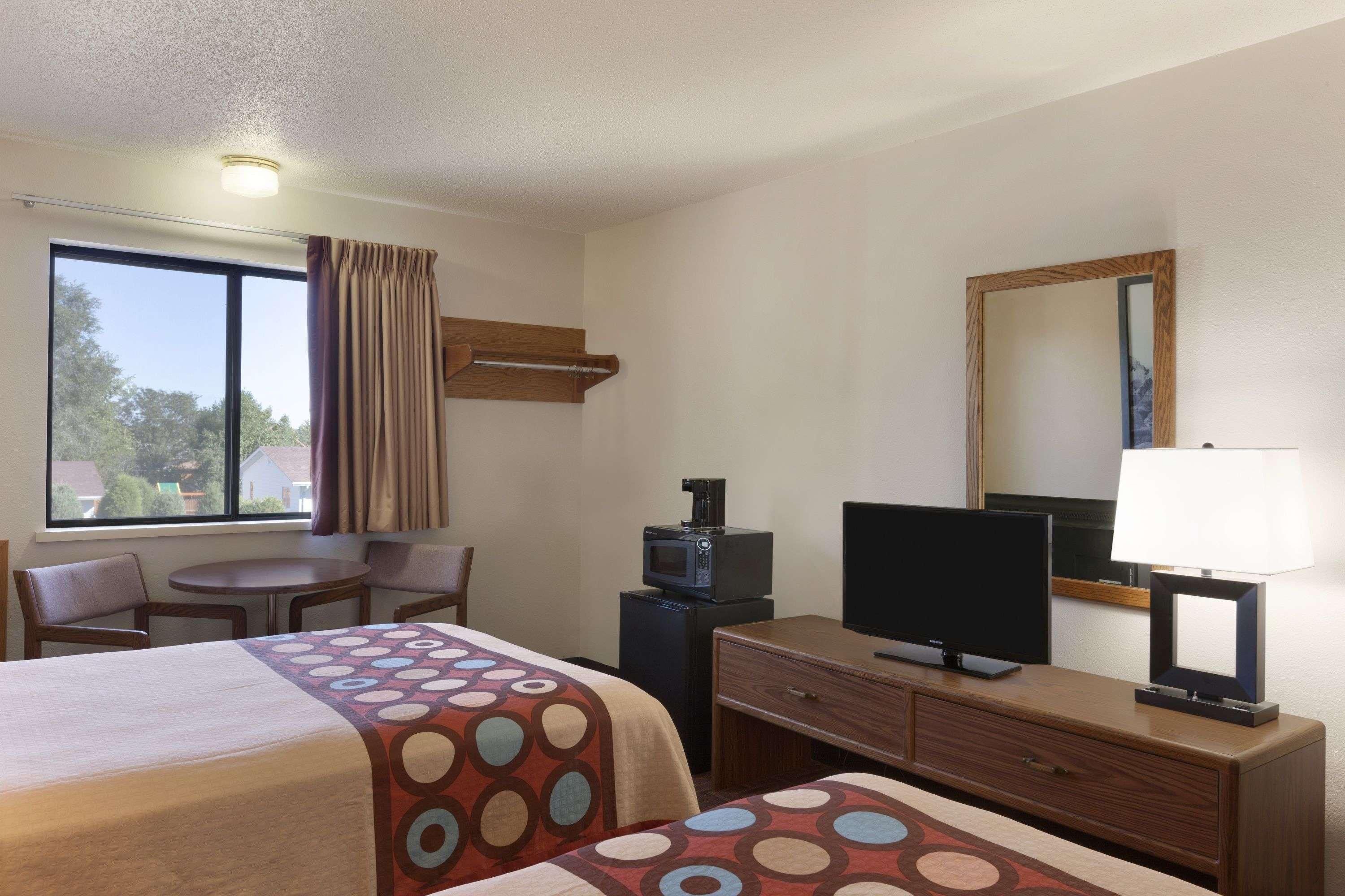Super 8 By Wyndham וול מראה חיצוני תמונה
