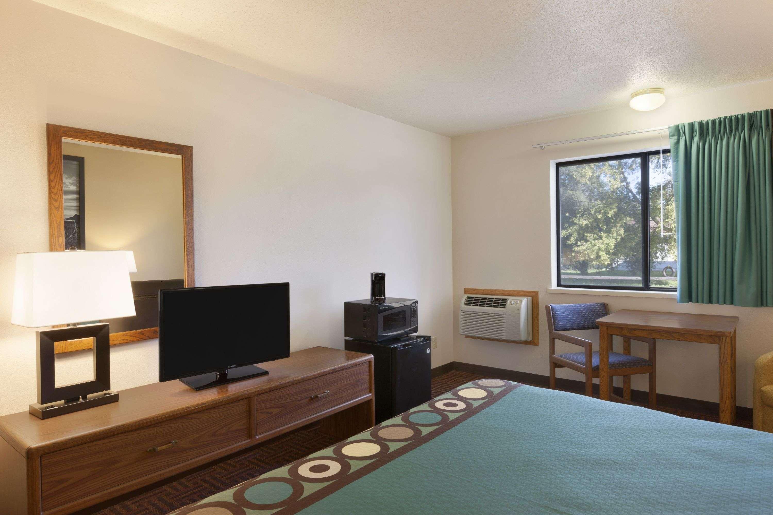Super 8 By Wyndham וול מראה חיצוני תמונה