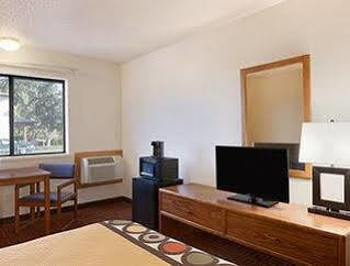 Super 8 By Wyndham וול מראה חיצוני תמונה
